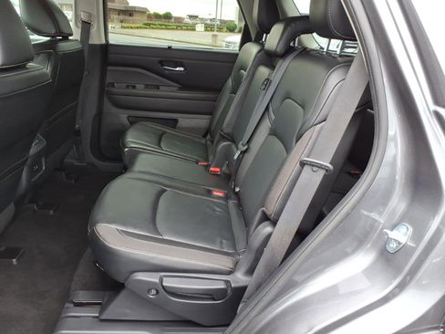 Used 2022 Nissan Pathfinder SL FWD image 9