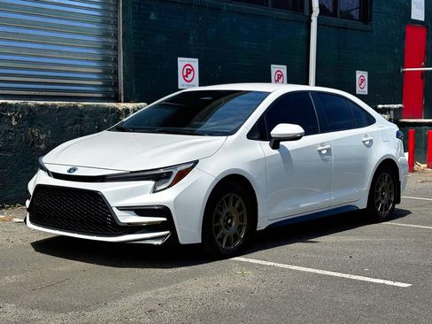 Used 2024 Toyota Corolla SE FWD image 2