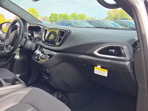 New 2026 Chrysler Pacifica Select image 8