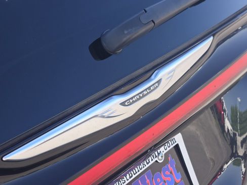 Used 2023 Chrysler Pacifica Touring-L FWD image 12