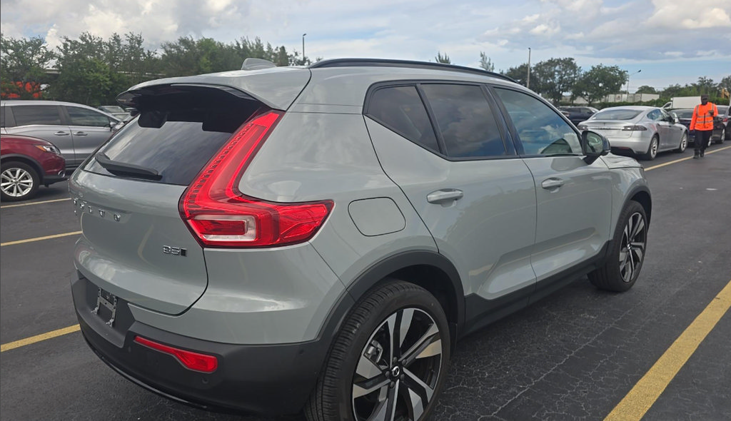 Used 2024 Volvo XC40 B5 Ultimate w/ Climate Package AWD/4WD image 5