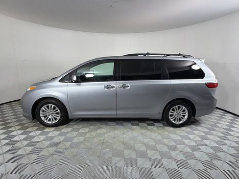 Used 2016 Toyota Sienna XLE w/ XLE Navigation Package FWD image 7