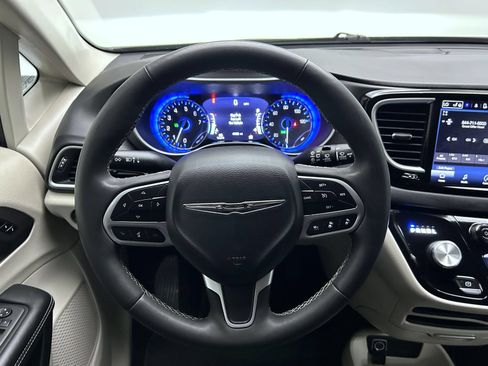Used 2023 Chrysler Pacifica Touring-L FWD image 12