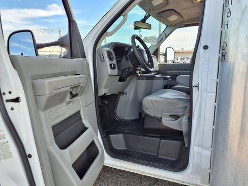 Certified 2022 Ford E-350 and Econoline 350 Super Duty RWD image 3