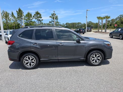 Used 2021 Subaru Forester Premium AWD/4WD image 3