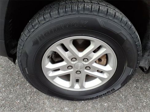 Used 2022 Jeep Grand Cherokee Laredo w/ Luxury Tech Group I image 12