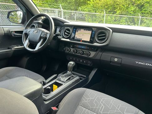 Used 2017 Toyota Tacoma TRD Off-Road AWD/4WD image 16