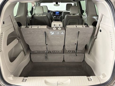 Used 2018 Chrysler Pacifica Touring-L w/ Premium Audio Group image 38