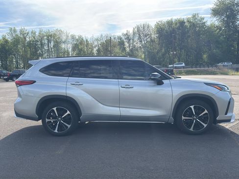 Used 2021 Toyota Highlander XSE AWD/4WD image 25