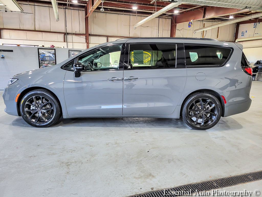 Used 2025 Chrysler Pacifica Limited FWD image 4