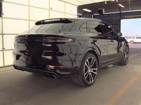 Used 2024 Porsche Cayenne Coupe AWD/4WD image 3