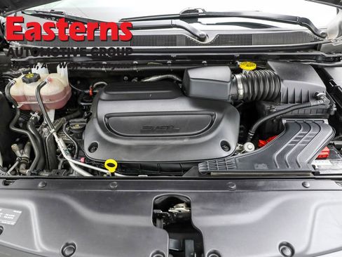 Used 2023 Chrysler Pacifica Touring-L FWD image 7