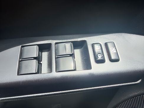 Used 2018 Toyota RAV4 LE FWD image 31