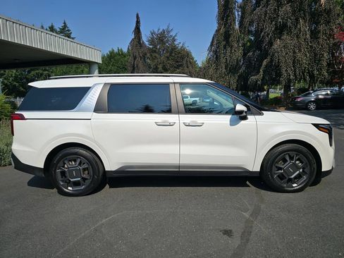 Used 2025 Kia Carnival EX FWD image 3