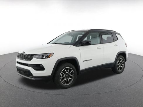 Used 2025 Jeep Compass Trailhawk AWD/4WD image 3