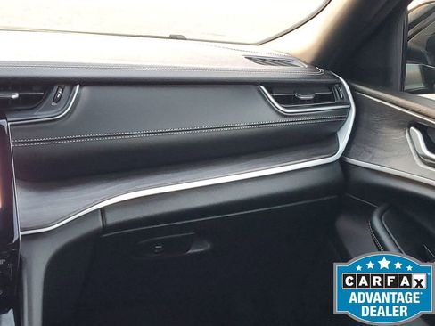 Used 2025 Jeep Grand Cherokee L Limited w/ Luxury Tech Group II image 27