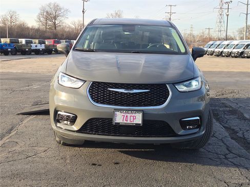 Used 2023 Chrysler Pacifica Touring-L image 4