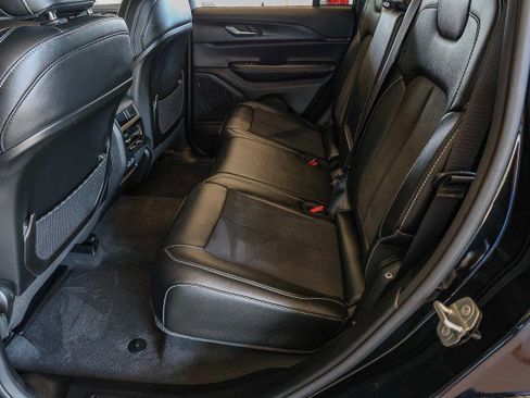 Used 2023 Jeep Grand Cherokee Altitude RWD image 28