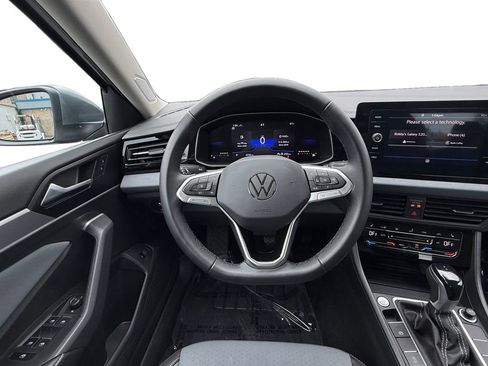 Used 2025 Volkswagen Jetta SE FWD image 12
