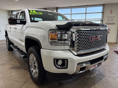 Used 2016 GMC Sierra 2500 Denali w/ Duramax Plus Package AWD/4WD image 4