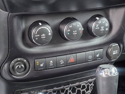 Used 2016 Jeep Wrangler Unlimited Sahara w/ Connectivity Group AWD/4WD image 20