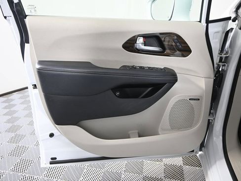 Used 2022 Chrysler Pacifica Limited image 20