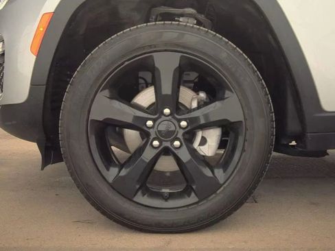 Used 2024 Jeep Grand Cherokee Limited w/ Black Appearance Package image 8