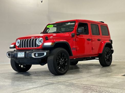 Used 2025 Jeep Wrangler Unlimited Sahara w/ Safety Group AWD/4WD image 2