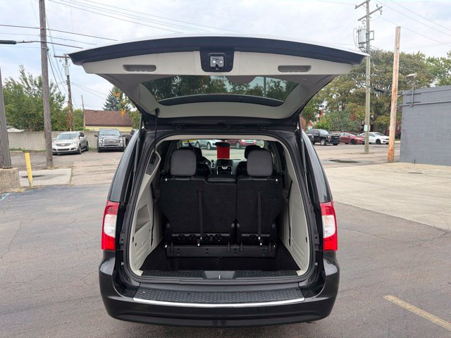 Used 2015 Chrysler Town & Country Touring FWD image 13