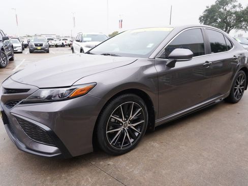 Used 2023 Toyota Camry SE image 3
