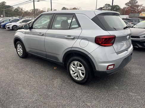 Used 2021 Hyundai Venue SE image 3