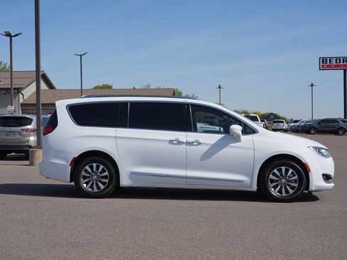 Used 2020 Chrysler Pacifica Touring-L Plus w/ Advanced Safetytec Group FWD image 2
