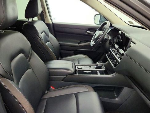 Used 2024 Nissan Pathfinder SL w/ Black Appearance Package AWD/4WD image 24