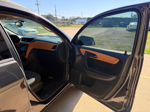 Used 2014 Chevrolet Traverse LT image 38