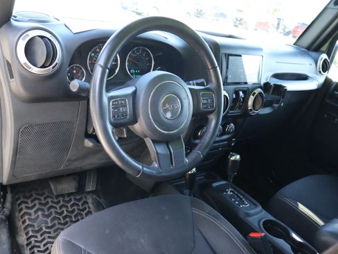 Used 2017 Jeep Wrangler Unlimited Sahara w/ Connectivity Group AWD/4WD image 14