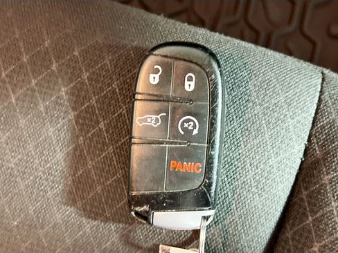 Used 2019 Jeep Grand Cherokee Laredo image 36