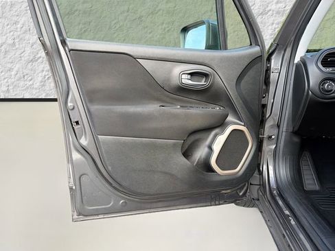 Used 2017 Jeep Renegade Latitude w/ Popular Equipment Group FWD image 20
