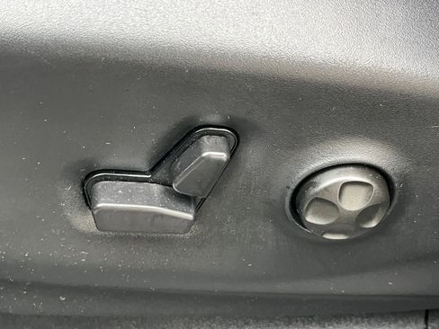 Used 2025 Chrysler Pacifica Limited image 22