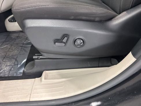 Used 2023 Chrysler Voyager LX image 16