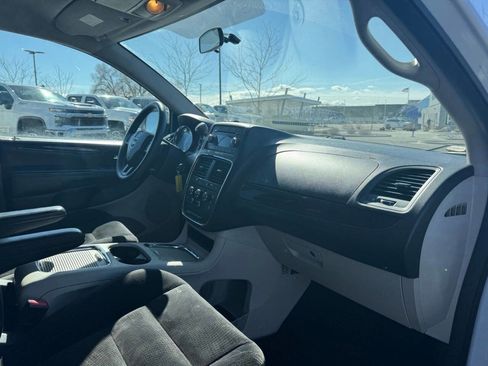 Used 2014 Dodge Grand Caravan SXT image 17