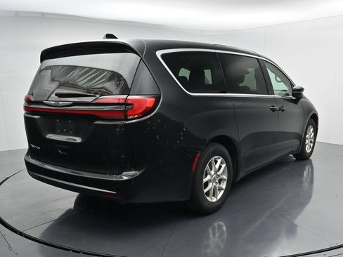 Used 2023 Chrysler Pacifica Touring-L FWD image 7