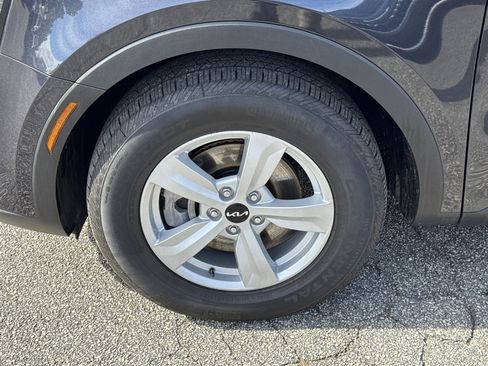 Certified 2025 Kia Sorento LX image 11