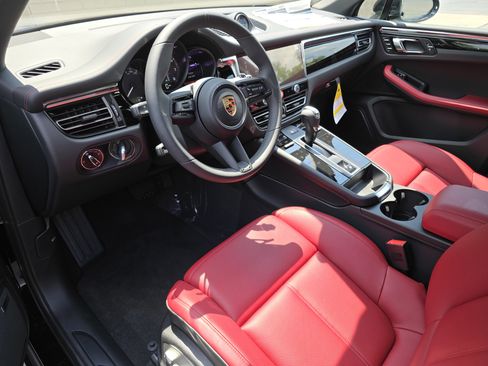New 2025 Porsche Macan image 4