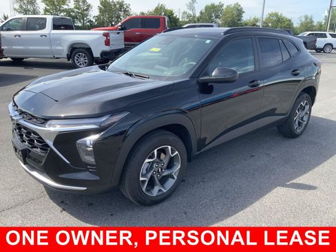 Used 2025 Chevrolet Trax LT FWD image 4