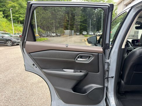 Used 2022 Nissan Rogue Platinum w/ Head-Up Display Package FWD image 12