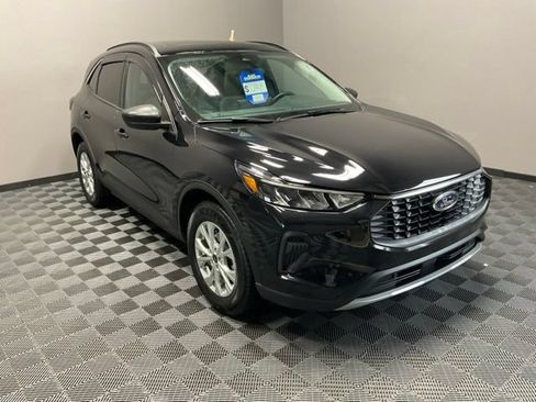 Used 2023 Ford Escape Active w/ Tech Pack #1 AWD/4WD image 2