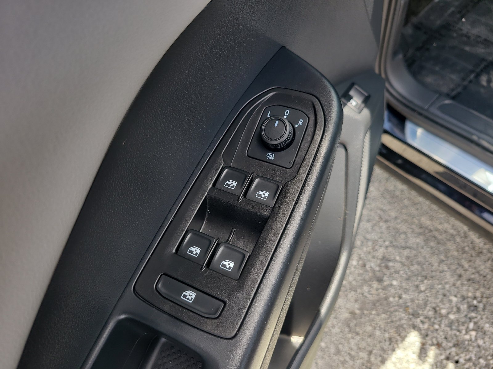 Used 2023 Volkswagen Taos SE w/ Panoramic Sunroof Package FWD image 14