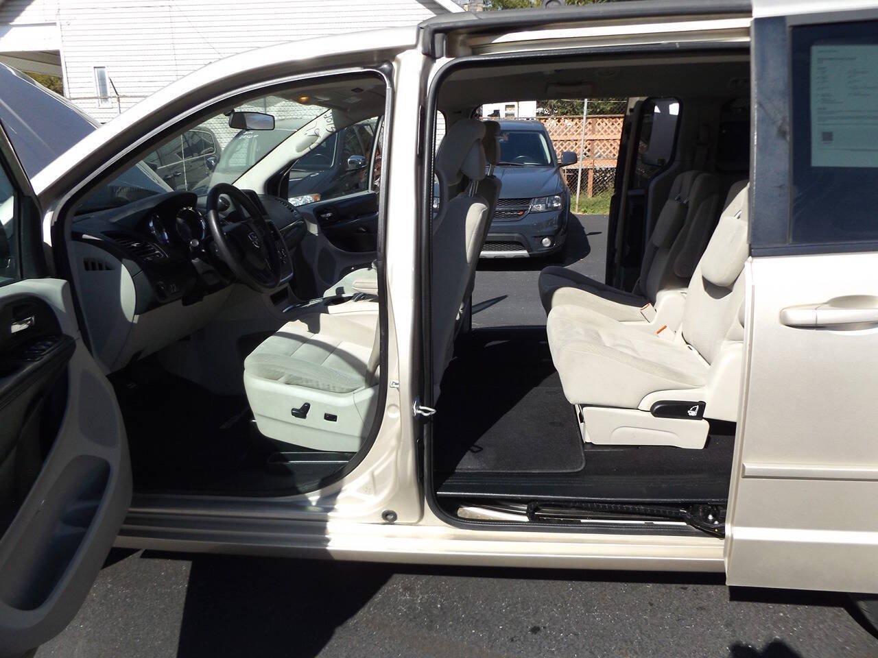 Used 2015 Dodge Grand Caravan SXT FWD image 12