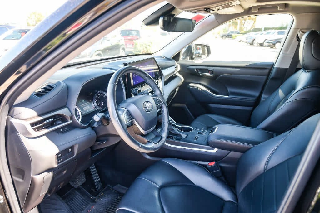 Used 2024 Toyota Highlander XLE FWD image 16