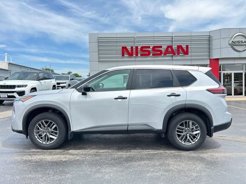 Used 2025 Nissan Rogue S AWD/4WD image 2